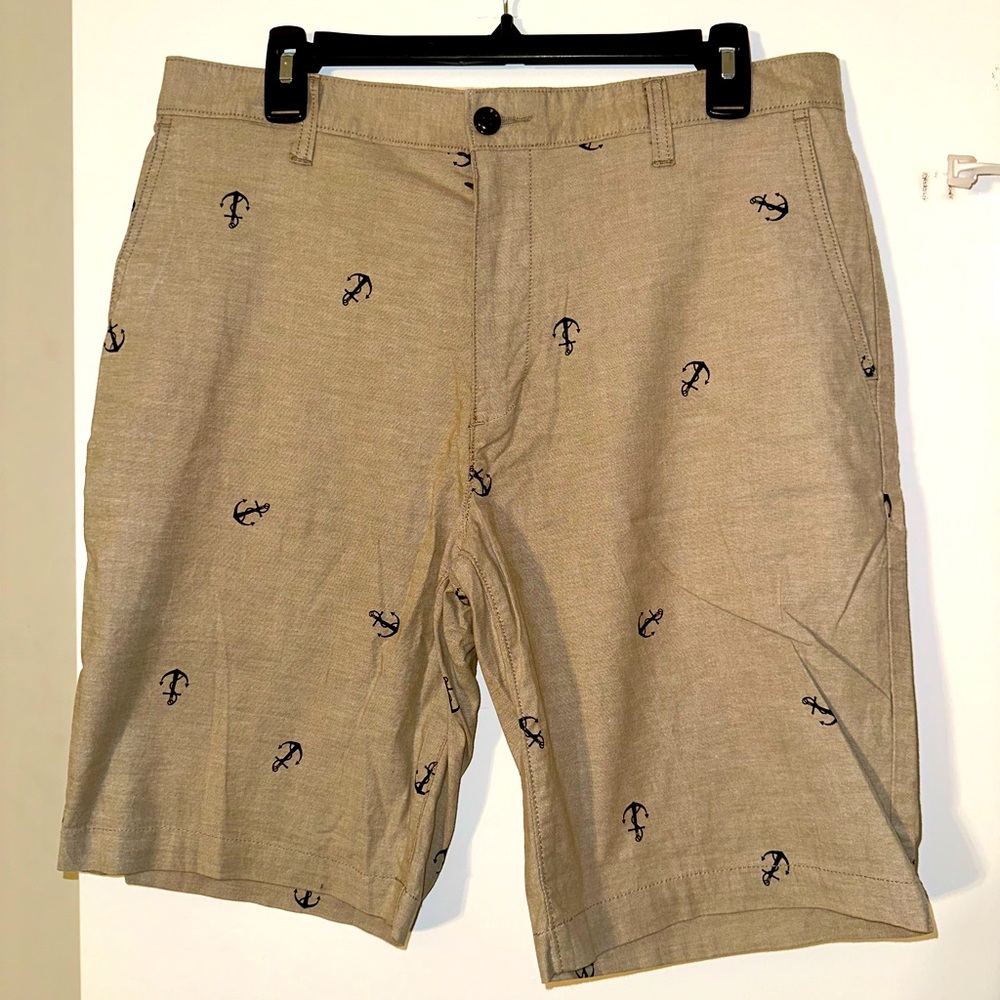 Like new/worn once Dockers shorts with anchor design. Size 33W
